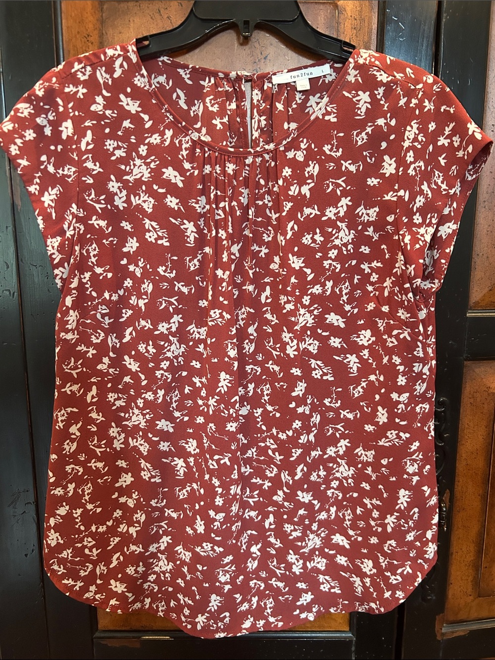 fun 2 fun Rust floral pintuck cap sleeve blouse